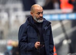 天空体育：西汉姆新帅努诺抵达球队训练场，将带队备战埃弗顿