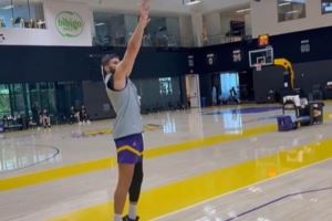 股四头肌拉伤恢复中！湖记晒克莱伯训练 三分线外接球投篮