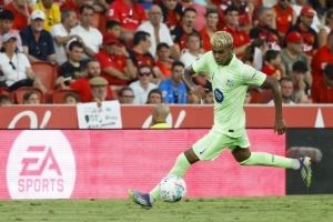 世体：巴萨今日进行了本周最后一训，费尔明和亚马尔等人继续恢复